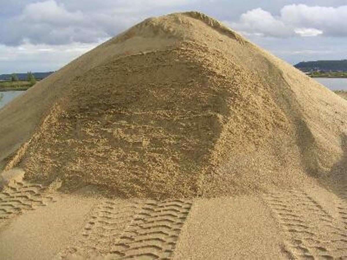 Сколько стоит машина песка с доставкой. Песок Речной намывной сеяный. Отсев речного песка. Куча песка. Песок намывной строительный.