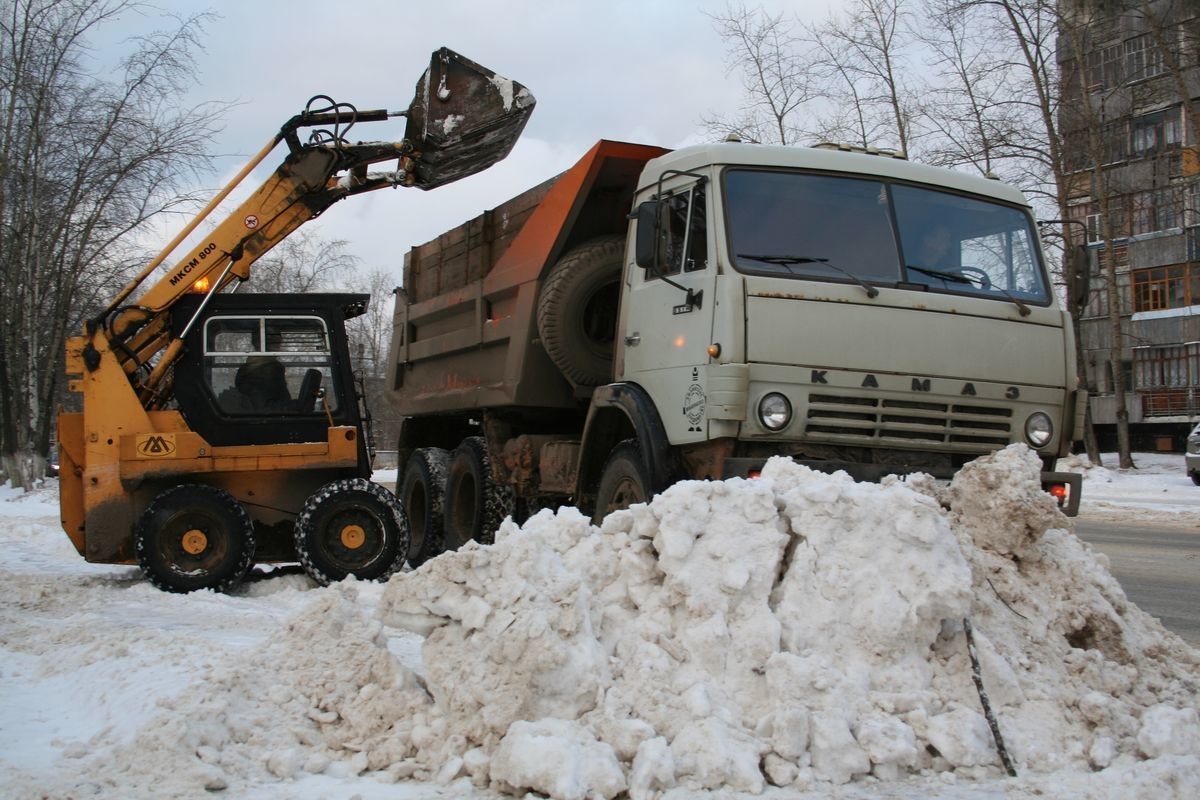 Вывоз снега со двора. КАМАЗ 55111 уборка снега. КАМАЗ самосвал вывоз снега. КАМАЗ 55111 снег. КАМАЗ для уборки снега.