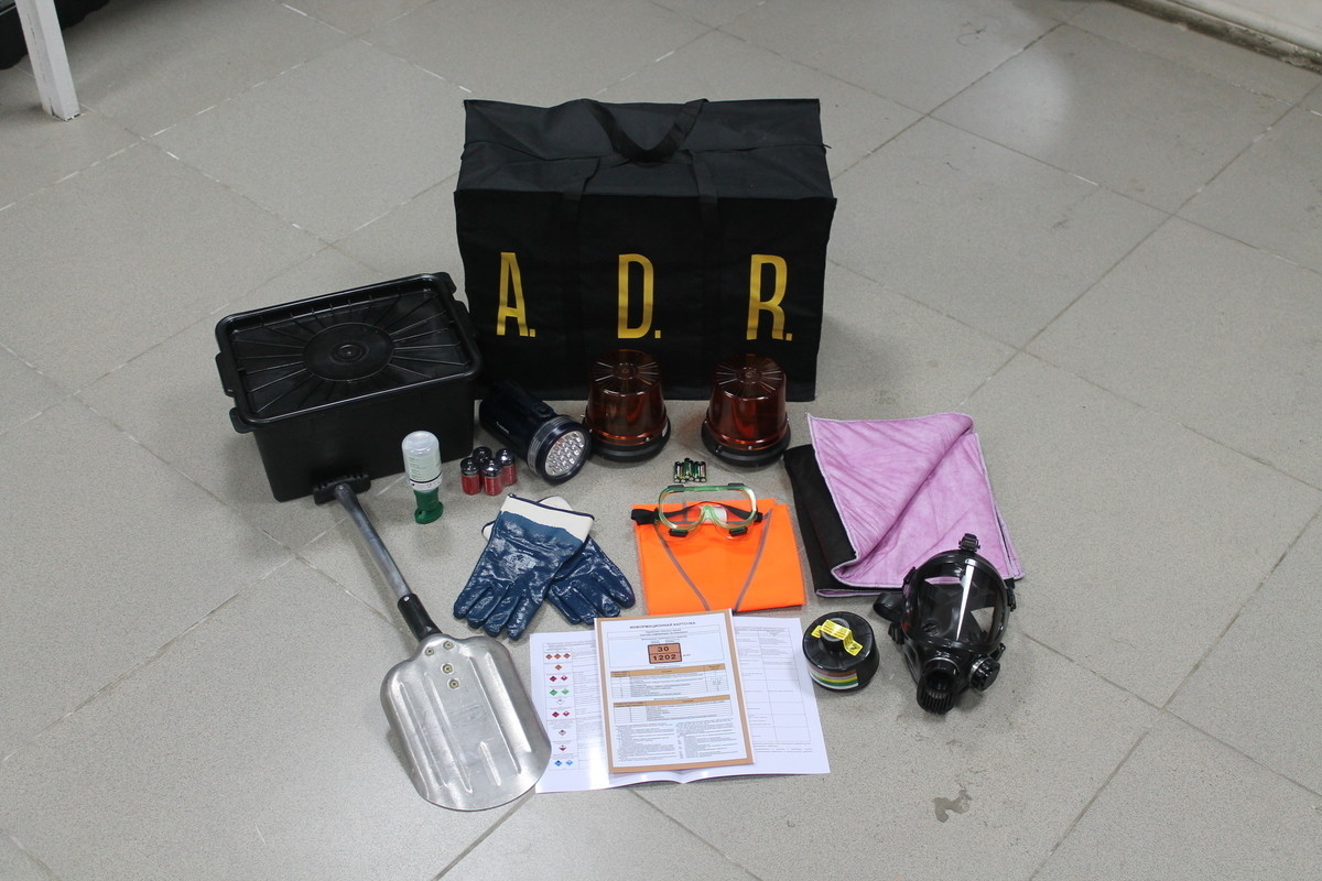 Adr3 control. Комплект ADR (набор ADR). Комплект ADR для 3,4.1,4.3,8,9 (сумка ADR). Набор ДОПОГ ADR комплект. Комплект ДОПОГ для бензовоза.