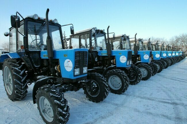трактора с отвалом для снега МТЗ 320. 
