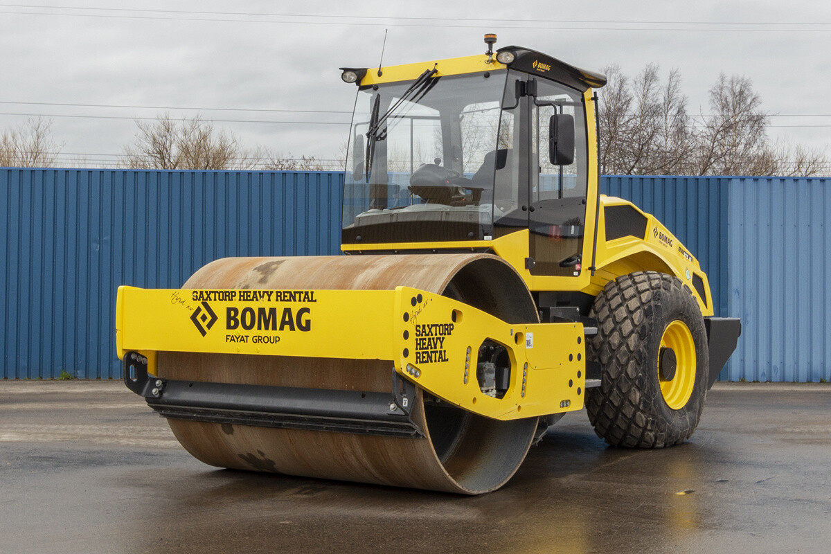 Купить каток 4. Bomag BW 213 D-5. Каток Bomag bw213 d-5. Bomag BW 213 D-40. Бомаг BW 213d-40.